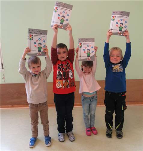 Die Vorschulkinder der Kita mit ihren Verkehrsmalheften.privat