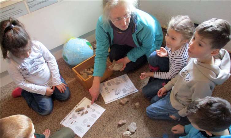Die Vorschulkinder der „Villa Regenbogen“ entdecken gemeinsam mit der Historikerin Marion Barth die Welt der Fossilien.Stadt Meckenheim