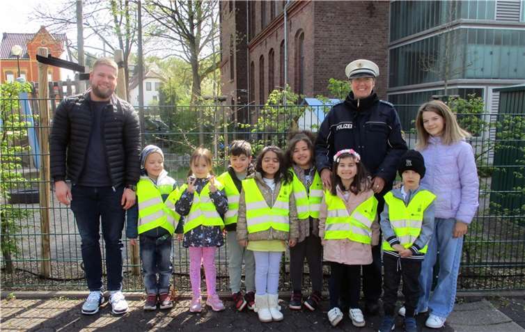 Die Vorschulkinder des „Haus des Kindes“ und Erzieher Dominik Knoll freuten sich über Besuch von Polizeihauptkommissarin Tanja Hoppen. Foto: Stadtverwaltung Bendorf