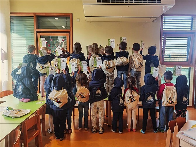 Die Vorschulkinder des Kindergarten „Im Land der Märchen“ aus Esch lernten alles Wissenswerte über die Bücherei und das Ausleihen von Medien. Foto: S.Ben Djaafar
