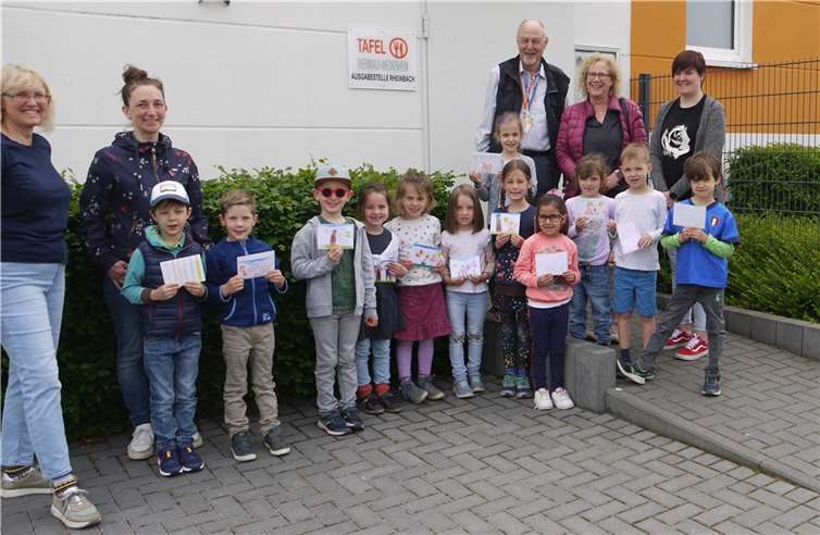 Die Vorschulkinder des Kindergartens Wibbelstätz e.V. Rheinbach, „eingerahmt“ von den Erwachsenen (von links nach rechts), Daniela Hertkorn Habenicht, Tatjana Hesse, Dr. Uwe Petersen, Petra Schnieber, Stefanie Trimborn. Foto: Ludwig Mickisch