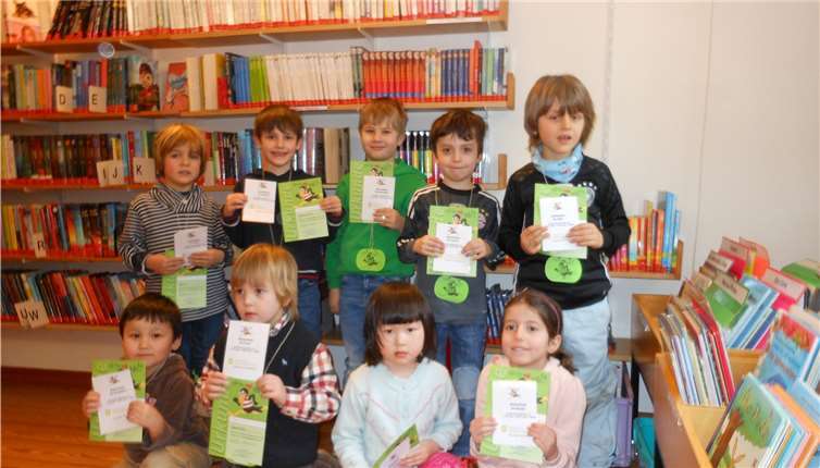 Die Vorschulkinder des evangelischen Kindergartens Oberwinter sind stolz auf ihren Bibliotheks-Führerschein.privat