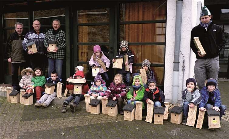 Die Vorschulkinder des katholischen Kindergartens mit ihren selbst gebastelten Nistkästen und Insektenwohnungen. Roland Weißbarth