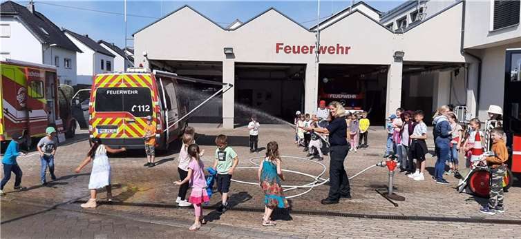 Die Vorschulkinder durften das Feuerwehrgerätehaus besuchen.  Quelle: Kindergarten „Arche Noah“