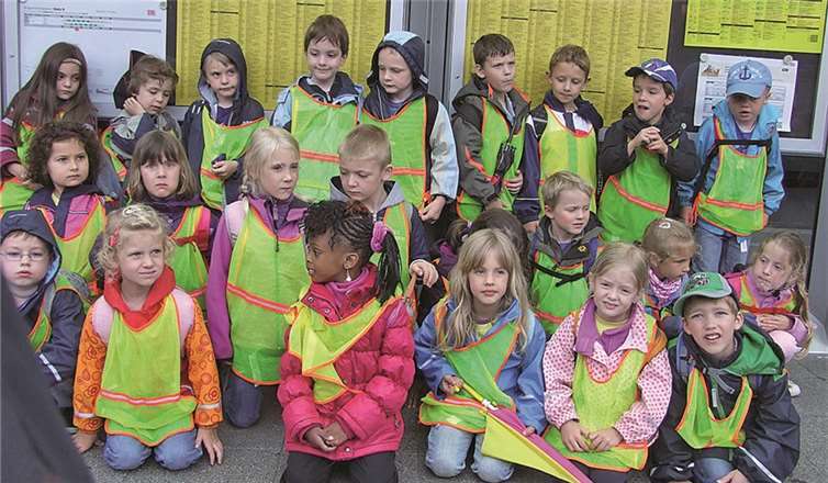 Die Vorschulkinder freuen sich auf den Ausflug. privat