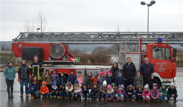 Die Vorschulkinder gemeinsam mit den Feuerwehrmännern und ihren Erzieherinnen vor dem Feuerwehrauto. privat
