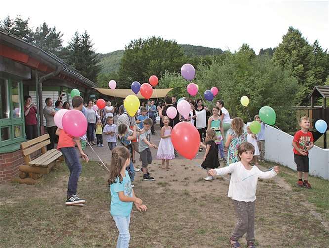 Die Vorschulkinder konnten bei ihrem Abschied von der Kita St. Franziskus viele bunte Luftballons mit nach Hause nehmen. privat