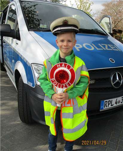 Die Vorschulkinder konnten die Ausstattung der Polizei nicht nur sehen, sondern auch mal tragen und anfassen. Foto: privat
