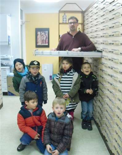 Die Vorschulkinder konnten in der Mauritius Apotheke einen Blick hinter die Kulissen werfen. privat