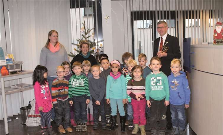 Die Vorschulkinder schmückten den Weihnachtsbaum in der Volksbank. privat