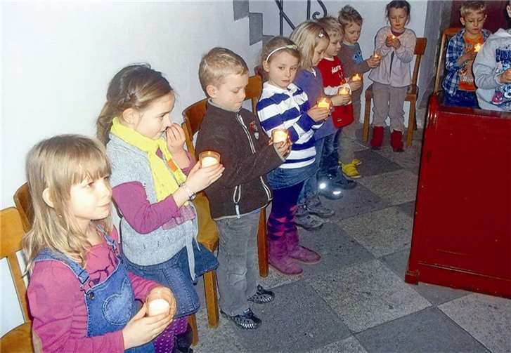 Die Vorschulkinder vom „Regenbogenland“ waren zu Gast in der Erpeler Pfarrkirche.privat