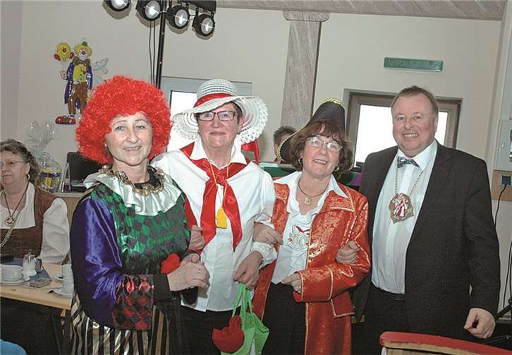 Die Vorsitzende, Büttenrednerin Irmgard Stenzel, die Moderatorin und der Landrat. UM