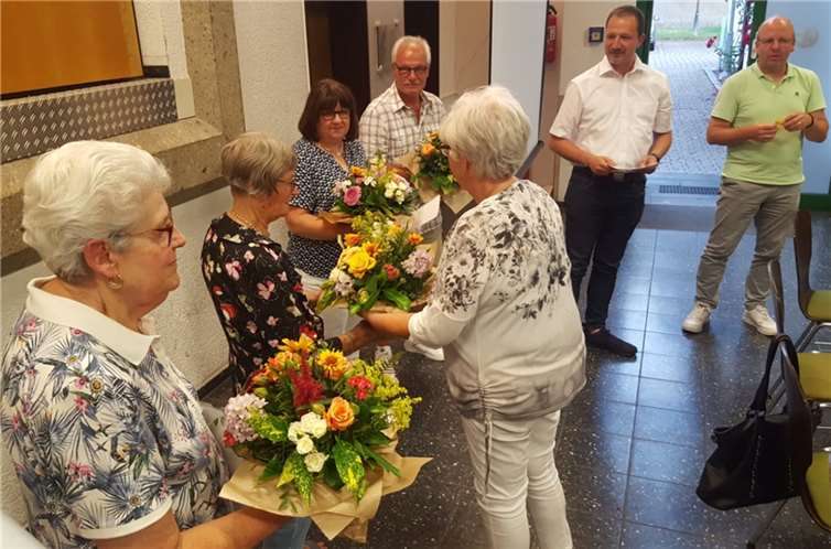 Die Vorsitzende Ellen Mühlbauer (Bildmitte), Präses Carsten Scher (2.v.r.) und scheidender 2. Vorsitzender Frank Hastenteufel (1.v.r.) bei der Ehrung und Danksagung: Irmgard Dernbach (1.v.l.), Roswitha Krämer, (2.v.l.), Gisela Liesenfeld (3.v.l.) und Hermann Trag (4.v.l.). Foto: privat