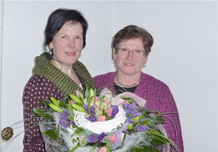 Die Vorsitzende Gerti Kunz verabschiedet Karin Paffen (r.).privat