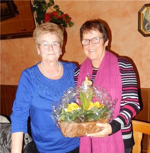Die Vorsitzende Gerti Willkomm (l.) ehrte Renate Oberdörfer für ihre langjährige Tätigkeit im Vorstand. privat