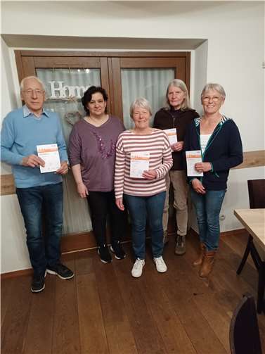 Die Vorsitzende Manuela Decker (2.vl) überreicht die Urkunden zum Deutschen Sportabzeichen an (vl): Heinz Wiegand (20), Renate Staffel (33), Monika Marheineke (14), Monika Dau-Achilles (11). Es fehlen: Marina Britz (3), Britta Staffel (8), Brigitte Soulier (18 ), Camille Godey (3), Gregoire Godey (6). Foto: privat