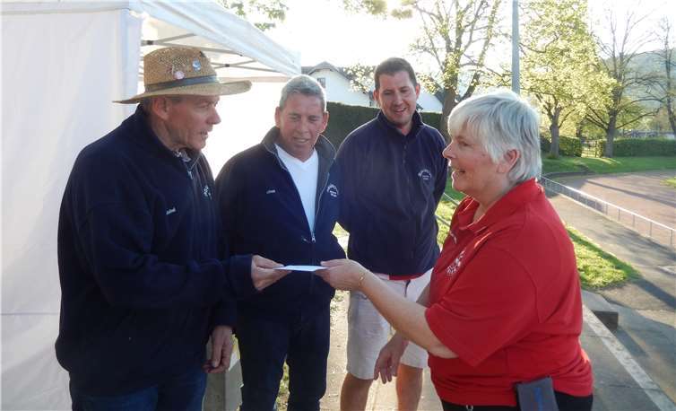 Die Vorsitzende Marita Viand gratulierte den Turniersiegern aus Wittlich (v.l.n.r.) Michael Klein, Anthony Caquelard und Alfred Clusserath.