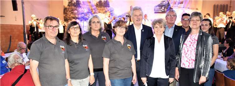 Die Vorsitzende Martina Zavelberg-Pütz (Mitte) mit Bürgermeister Stefan Raetz, Landrat Sebastian Schuster und den Vorstandskollegen.EICH