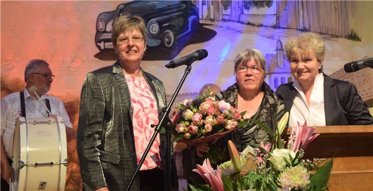 Die Vorsitzende Martina Zavelberg-Pütz mit Monika Hodapp-Henselder und der stellvertretenden Vorsitzenden Astrid Feldmann.