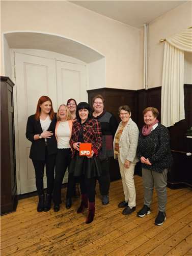 Die Vorsitzende Petra Jonas (vorne, Mitte) freut sich auf die Zusammenarbeit mit dem neuen Vorstand. Foto: SPD Kreis Neuwied