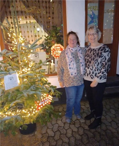 Die Vorsitzende Reinhild Kobold (li) und die Schatzmeisterin Maritta Schwab (re) freuten sich über den Betrag von 433 Euro der durch den Verkauf von Sachspenden zusammen kam. Es war ein erfolgreicher Tag. Foto: privat