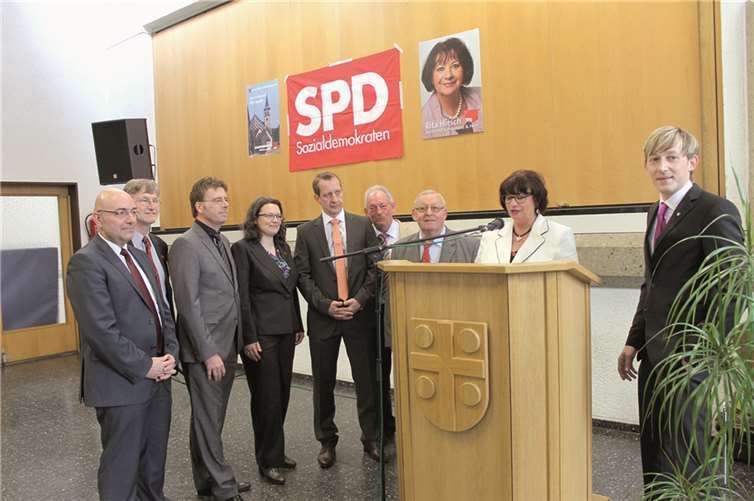 Die Vorsitzende Rita Hirsch (2.v.r.) freute sich den anwesenden Bürgern mehrere Ehrengäste u.a. Dr. Carsten Kühl, Finanzminister von Rheinland-Pfalz (3.v.l.) und Andrea Nahles, Bundesministerin für Arbeit und Soziales (4.v.l.) vorstellen zu können.