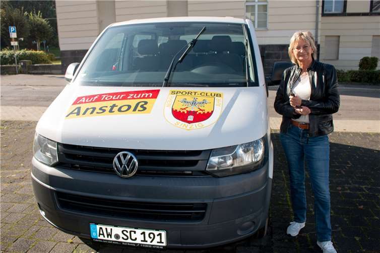 Die Vorsitzende Silvia Mühl freut sich über den Mannschaftsbus für die Jugend des SC Sinzig.Foto: Agentur Friedsam