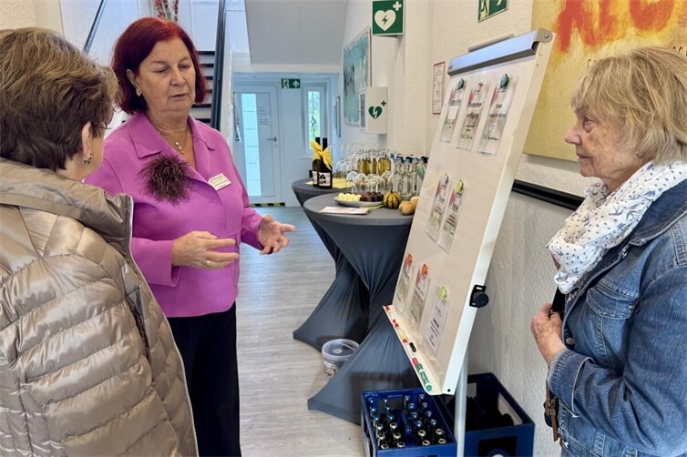 Die Vorsitzende Ulrike Dobrowolny (Mitte) beantwortete Fragen interessierter Besucherinnen und Besucher