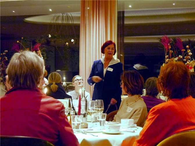 Die Vorsitzende Ulrike Dobrowolny begrüßt die Gäste.  Fotos: Hospiz-Verein Rhein-Ahr