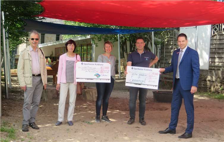 Die Vorsitzende Ute Bastkowski (3.v.l.) freute sich über Spenden von Frank Castor (1.v.r –Sparkasse Koblenz) und Christiane Anschau ( 2.v.l - Vorsitzende Dorfverschönerungsverein). Foto: privat