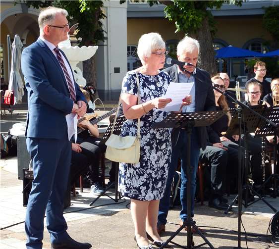Die Vorsitzende aus der Partnerstadt, Linda Hayward, bei ihrer Begrüßung.
