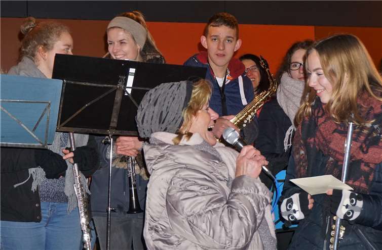 Die Vorsitzende der AG-Weihnachtsmarkt, Hannelore Guting-Blum, überreicht Mareike Hillen für die Wülfersberger Blasmusik den zweiten Spendenscheck. Fotos: -FF-