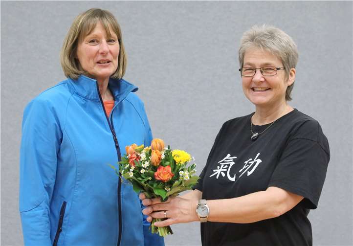 Die Vorsitzende der A.S.S. Rengsdorf Christel Krämer gratuliert der Qigong-Trainerin Sabine Ginsheimer zur erfolgreichen Zertifizierung. R. Weingarten