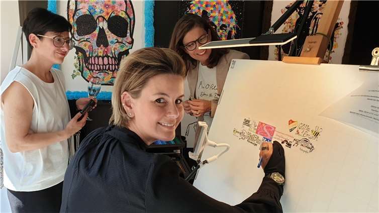 Die Vorsitzende der Aktionsgemeinschaft Andernach Attraktiv, Mehtap Turan gratulierte zur Neueröffnung.Fotos: WAMFO.DE