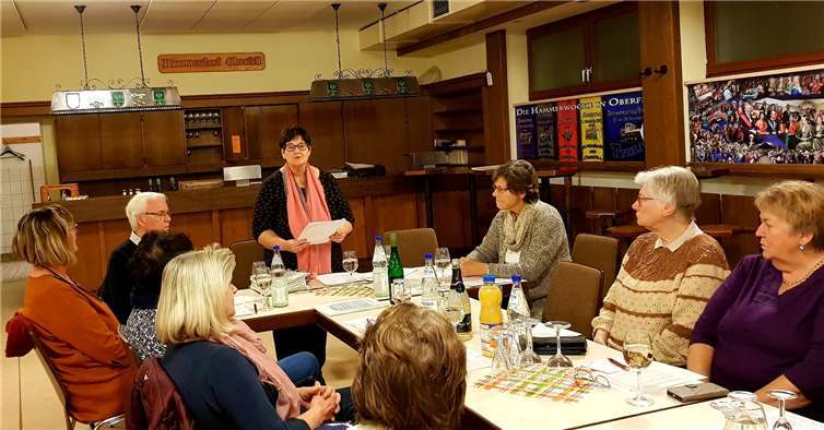 Die Vorsitzende der Cäcilia, Hanne Rausch, beim Jahresbericht.Quellen: Kirchenchors „Cäcilia“ Oberfell