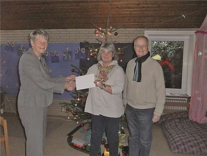 Die Vorsitzende der Evangelischen Frauenhilfe, Vera Schüdde (li.), überreicht den gehaltvollen Umschlag mit den 2.000 Euro an die Leiterin der Kita Schillerring, Katrin Nell (Mitte), die sich zusammen mit dem Vorsitzenden des Presbyteriums der Evangelischen Kirchengemeinde Andernach, Hans-Jochen Annuß (re.) über diese Unterstützung freut. privat