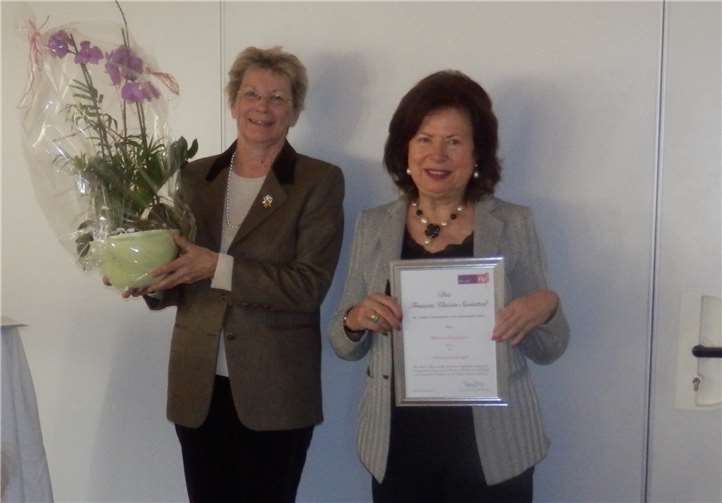 Die Vorsitzende der FU Swisttal Martina Unger (li.) überreichte Ilka von Boeselager eine Urkunde. privat