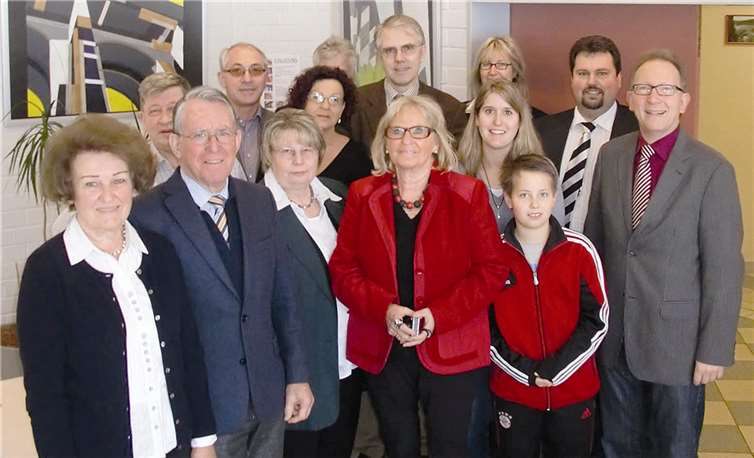 Die Vorsitzende der Frauen-Union im Kreis Neuwied, Monika Krautscheid-Bosse (M.), unter anderem mit dem Vorsitzenden der Europa-Union im Kreis Altenkirchen und Vorstandsmitglied der Europa-Union Rheinland-Pfalz, Markus Schulte, (M.h.R.) und dem CDU-Bundestagsabgeordneten Erwin Rüddel (r.).  privat