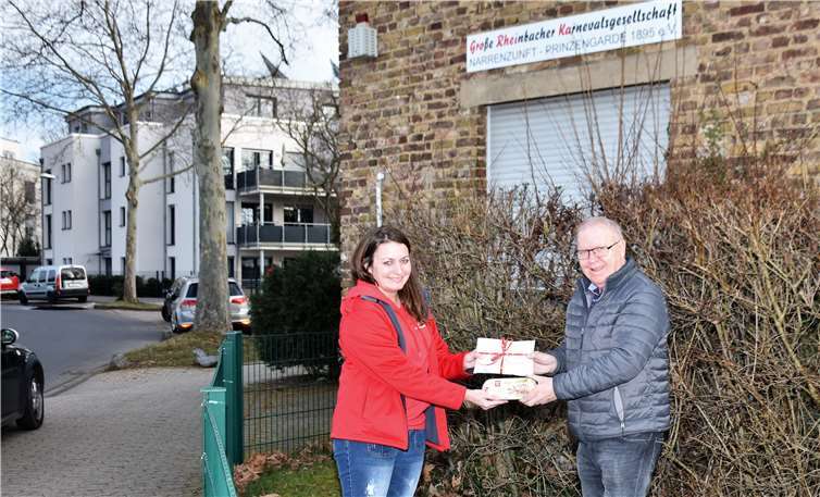 Die Vorsitzende der Gro-Rhei-Ka, Astrid Faßbender überreichte Alfred Eich, für die Berichterstattung in Coronazeiten, auch eine Dose Brathering.Foto: Alfred Eich