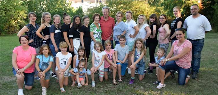 Die Vorsitzende der Gro-Rhei-Ka, Astrid Fassbender, mit ihren Mädels, freuten sich über die Unterstützung von Trudi und Karl-Heinz Joisten.Foto: EICH