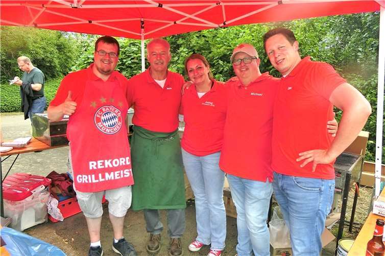 Die Vorsitzende der Gro-Rhei-Ka Narrenzunft Rheinbach,Astrid Faßbender (3.v.l.), freute sich mit ihren Mitstreitern über das gelungen Fest. Foto: EICH