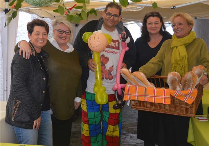 Die Vorsitzende der IGS Sabine Junge links mit Zauberer in der Sansibar von Susanne Lohe. Fotos: AB