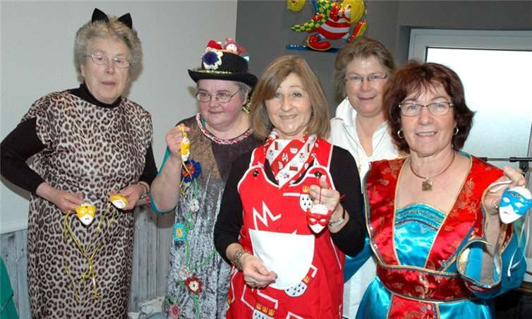 Die Vorsitzende der Landfrauen, Ingrid Strohe (3.v.l.) und ihr Team hatten die Karnevalsveranstaltung in Barweilerbestens vorbereitetUM