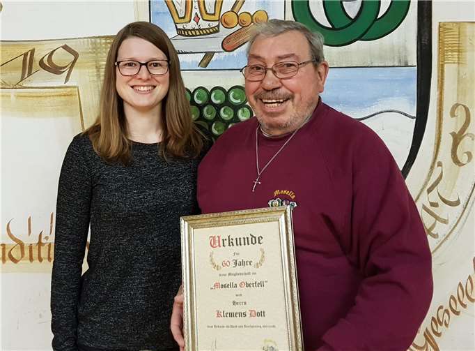 Die Vorsitzende der Mosella, Eva Christ, ehrte Klemens Dott anlässlich einer Feierstunde mit einer besonderen Urkunde für 60 Jahre treue und ununterbrochene aktive Mitgliedschaft bei der Mosella Oberfell.