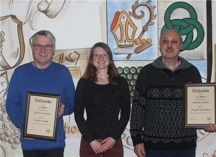 Die Vorsitzende der Mosella, Eva Christ, ehrte Werner Greschner (li., Tuba) und Reiner Meidt (Trompete) für zehn Jahre Mitgliedschaft. privat