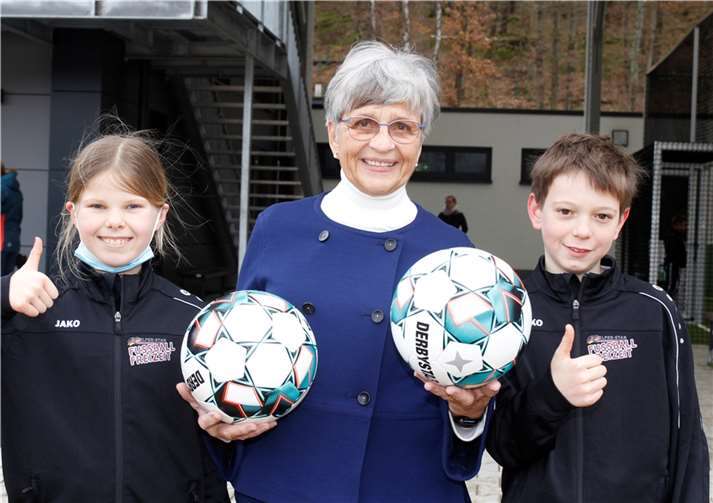 Die Vorsitzende der Stiftung Anstoss zum Leben Dagmar Utsch-Stichhan, sowie Nele und Luis freuen sich über den Aufenthalt in Siege.  Foto: Stiftung Anstoss zum Leben