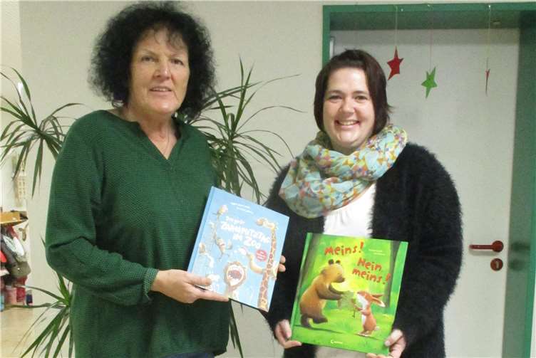 Die Vorsitzende der Urmitzer SPD, Marion Höfer (li.) bei der Übergabe der Spende an die Vorsitzende des Fördervereins Kindergarten, Nicole Huhn. privat