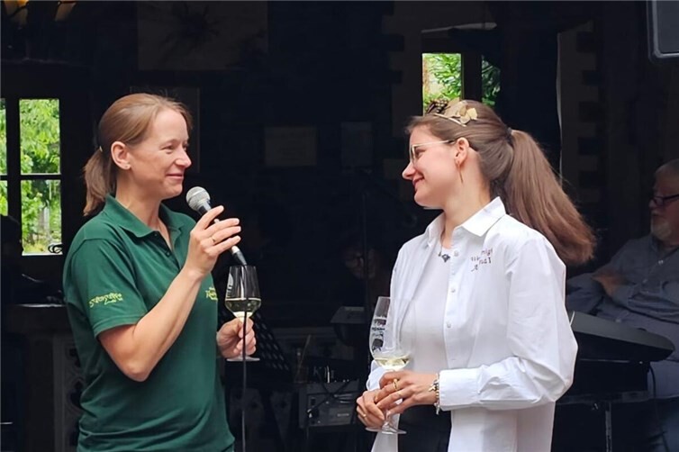 Die Vorsitzende der Weinfreunde begrüßt die Oberfeller Weinkönigin Athina (rechts).