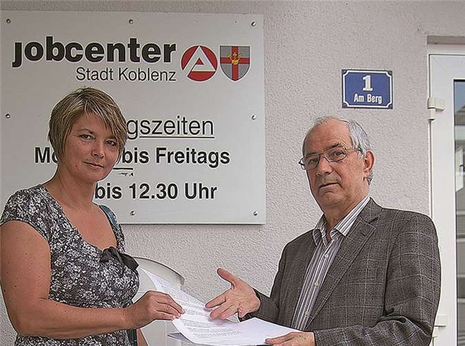 Die Vorsitzende des CDU AK, Martina von Berg überreichte die erarbeiteten Vorschläge an den Vorsitzenden des Beirates für Migration und Integration, Herrn Vito Contento.  Privat