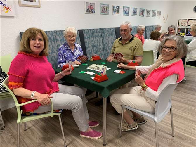 Die Vorsitzende des Clubs, Ingrid Hegenberg (vorne links) freut sich zusammen mit Clubmitgliedern über die neue Spielstätte im IMQ. Foto: Florian Breuer